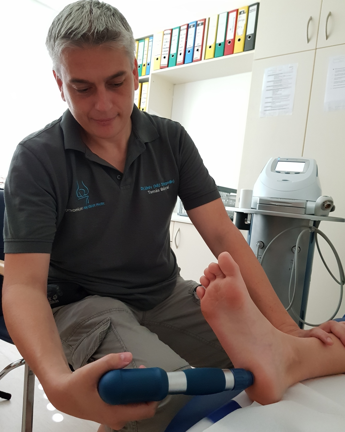 Behandlung mit Stoßwellentherapie in der Praxis